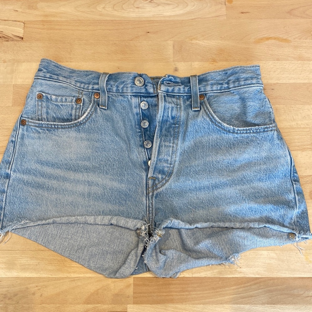 Light wash Levi’s shorts